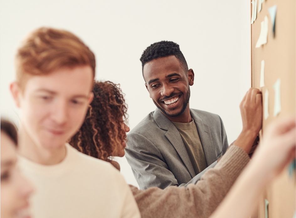personnes qui discutent entreprise