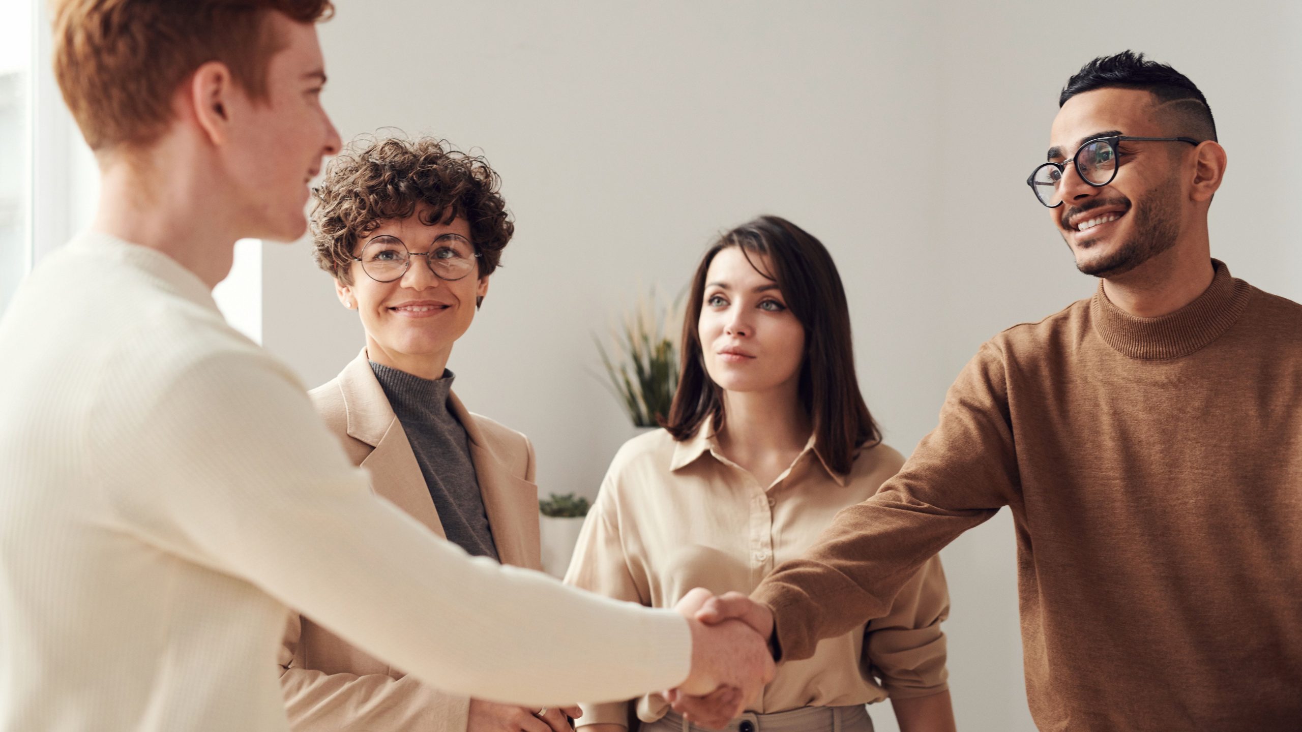 chargés de clientèle qui se serrent la main